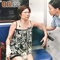 婦人被推落地受傷，由女警陪同送院。