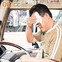 酷熱天氣下車廂氣溫飆升，司機等客時更加辛苦。	（資料圖片）