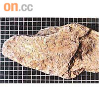 西灣考古遺址○一年曾出土大型石核。