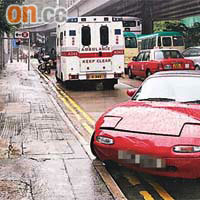 跑車撞毀廣告板後反彈回馬路。