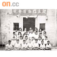 展覽場內展出不少村校的舊照片，圖為鯉魚門海濱學校，如今已不復存在。