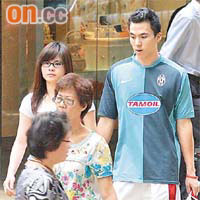 何猷啟拖實Mina過馬路，跟住就坐車離開。