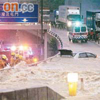 和宜合道天橋有汽車被水淹沒。