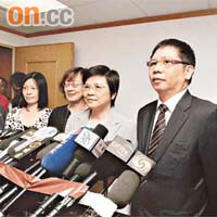 劉吳惠蘭（右三）與胡兆英（右二）於會議後訂出四大拯救旅遊業措施。