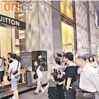 港府及業界公布連串措施，以挽回內地旅客對香港旅遊業的信心。