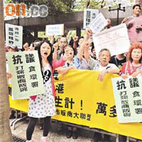 呂迪明（左）關心香港政治，但現在未有打算加入政黨。