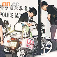 吞槍警員的電單車停於警署。