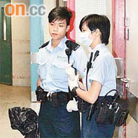 警員檢走死者的遺物。
