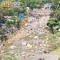 噸計石頭從渠務工程集水區沖落村。