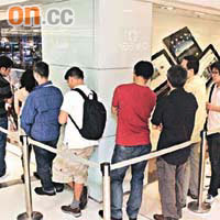 位於海港城的分銷點門外，有近百人輪購iPad，幾乎把店舖繞了一圈。