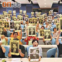 近二百名參加者高舉張建宗及社會福利諮詢委員會主席陳玉樹的相片，怒呼「唔收貨，再做過」的口號。