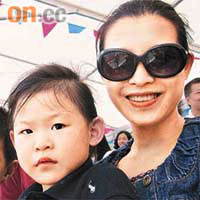 深圳旅客林女士（右一）昨專程帶同女兒到場觀看賽事。