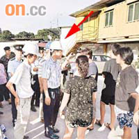 渠務署署長劉家強（箭嘴示）在警員保護下視察沙埔仔村。