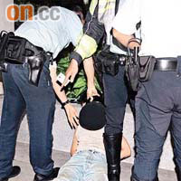 涉案賊人被警員按地調查。