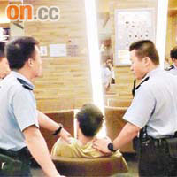 涉案男子被警員制服拘捕。	讀者提供