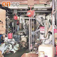 玉石工場放滿機器及工具。
