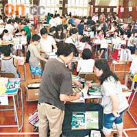 舊書售賣活動吸引不少家長及學生到場選購。