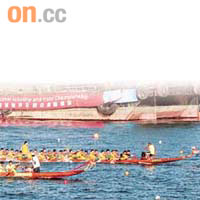 木製傳統大龍可載五十名划手，現由本地漁民社團所擁有及保存。	霍振鋒攝