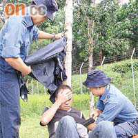 民安隊示範拯救不適行山人士，抹濕其腋下及胸口。