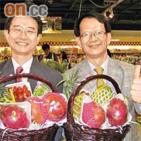 陳光丕（左）同劉錫威（右）瞓身推廣台灣水果，變身代言人。