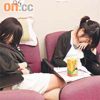有不少同學經過通宵排隊後，難捱眼瞓靠椅而睡。