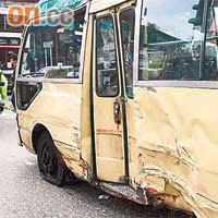 小巴攔腰被撞至車身凹陷。