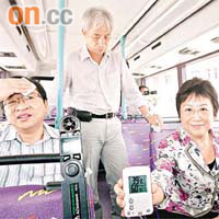甘乃威、梁耀忠及劉健儀在蒸籠旅遊巴內汗流浹背,測得車內氣溫高達攝氏三十九度。