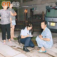 警員向男戶主查問及登記資料。