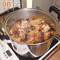 「炆大鱔煲」以鱔、大葱同豬腩肉炆兩粒幾鐘，炆得好入味。
