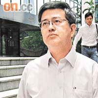 被告父親柯尊輝昨到庭旁聽，但不肯回應提問。