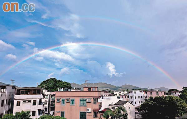 雨過雲散後，元朗出現「雙彩虹」奇景，居民對連串現象嘖嘖稱奇。	讀者提供圖片