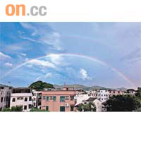 雨過雲散後，元朗出現「雙彩虹」奇景，居民對連串現象嘖嘖稱奇。	讀者提供圖片