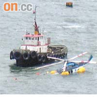 當局派躉船打撈起肇事直升機。(資料圖片)