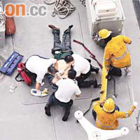 救護員在場急救男子。