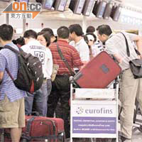 大批機場旅客湧到航空公司櫃位查詢航班情況。