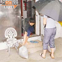 村民堆起沙包防止家園再受水浸。
