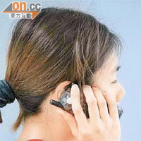 使用手機時貼近面部和口部，容易受感染。