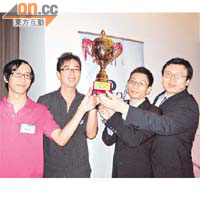鄧偉華、盧瑋崐、李君柏及丁健民（左至右）於一個大學生計算機比賽中奪金。