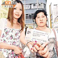 姓黃女乘客（左）要求港龍書面道歉，以及賠償酒店和演唱會門票損失。