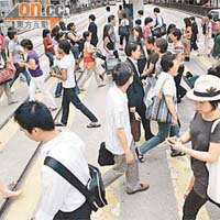統計處估計本港三十年後人口將增至八百八十九萬人。
