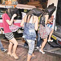 數名女子被捕帶署。