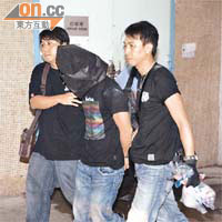 其中一名涉案男子被探員押走。