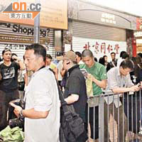 銅鑼灣one2free分店有近百人排隊等購iPhone 4。