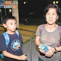 陳女士（右）指要經常搭九巴到大埔探望孫兒（左），要求不要加價。