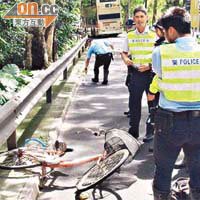 警員檢查元朗意外的單車。