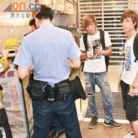 其中兩名被困男子（右一及二）獲救後向警員講述事件。