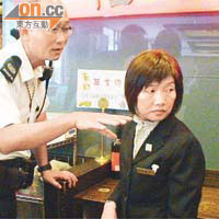 遭槍匪指嚇的女主任向警員講述經過。