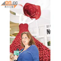 Zoe Bradley設計出一款由三千多朵紙玫瑰製作的時裝。
