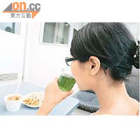 斷食減肥指不吃固體食物，只喝水或果汁達至排毒之效。(設計圖片）