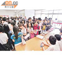 教育局估計全港中學有九千個轉讀新高中中五學額，被學界質疑「報大數」。圖為昨學生參加保良局莊啟程預科書院升中六講座情況。